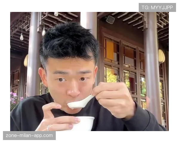 郑思维训练完顺手拎了杯奶茶，这自律人设是不是有点松动？