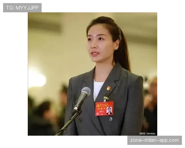 魏秋月腕上名表，手里拎着塑料菜袋，那画面绝了